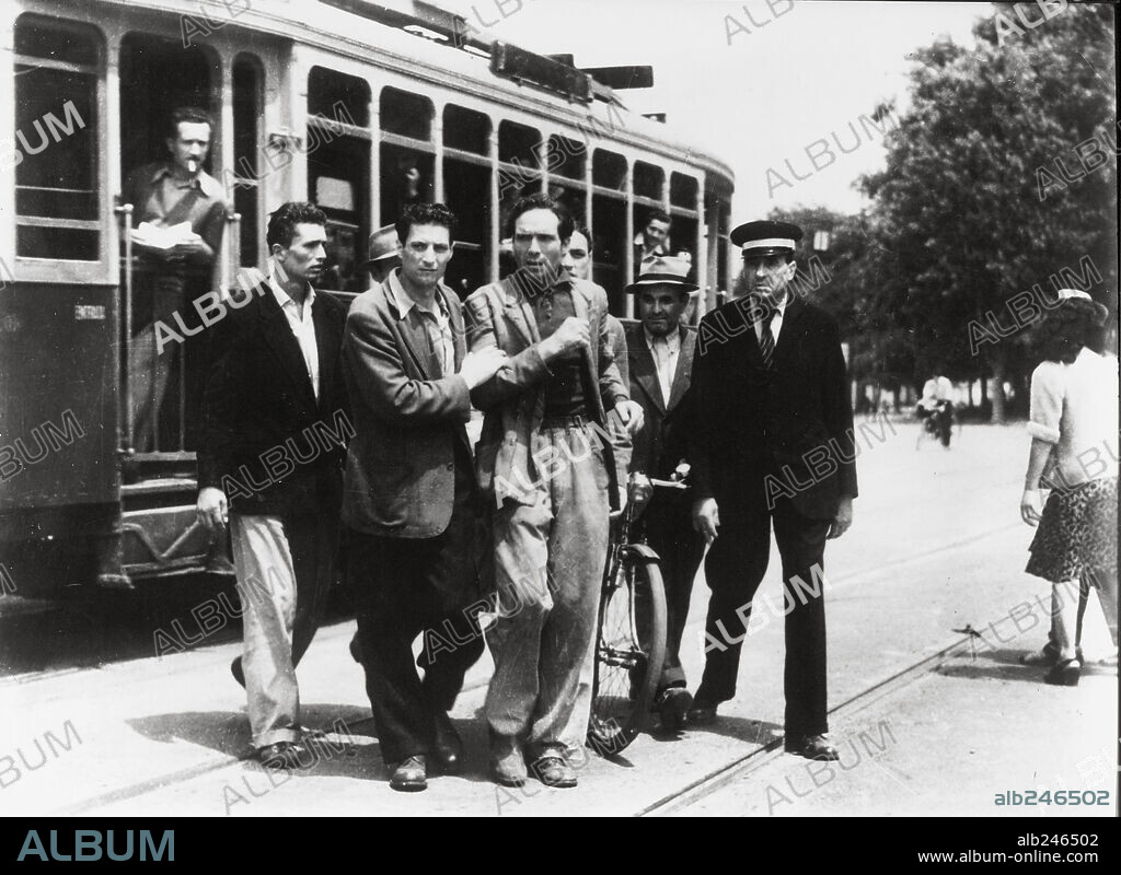 LAMBERTO MAGGIORANI in BICYCLE THIEF, 1948 (LADRI DI BICICLETTE), directed by VITTORIO DE SICA. Copyright PDS/ENIC.