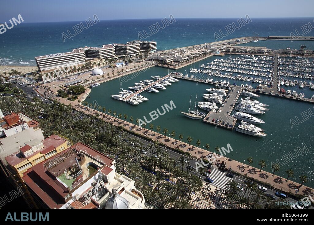 Alicante (capital);  vista aérea del Paseo de la Explanada y puerto / playas (a der.).