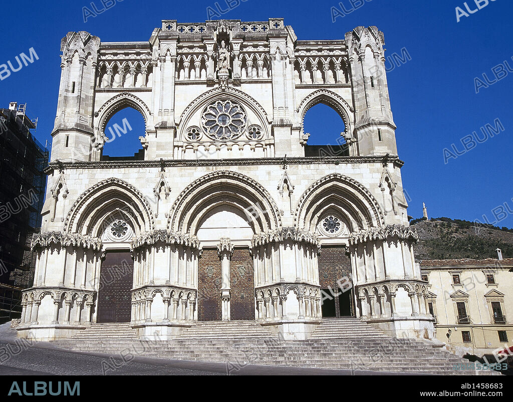 ARTE GOTICO-NORMANDO. ESPAÑA. CATEDRAL DE NUESTRA SEÑORA DE GRACIA. Construida entre los siglos XII y XIII en estilo gótico-normando. Declarada Monumento Nacional. Vista de la FACHADA PRINCIPAL. CUENCA. Castilla-La Mancha.