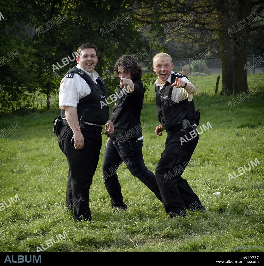 EDGAR WRIGHT, NICK FROST und SIMON PEGG in HOT FUZZ, 2007, unter der Regie von EDGAR WRIGHT. Copyright WORKING TITLE FILMS.