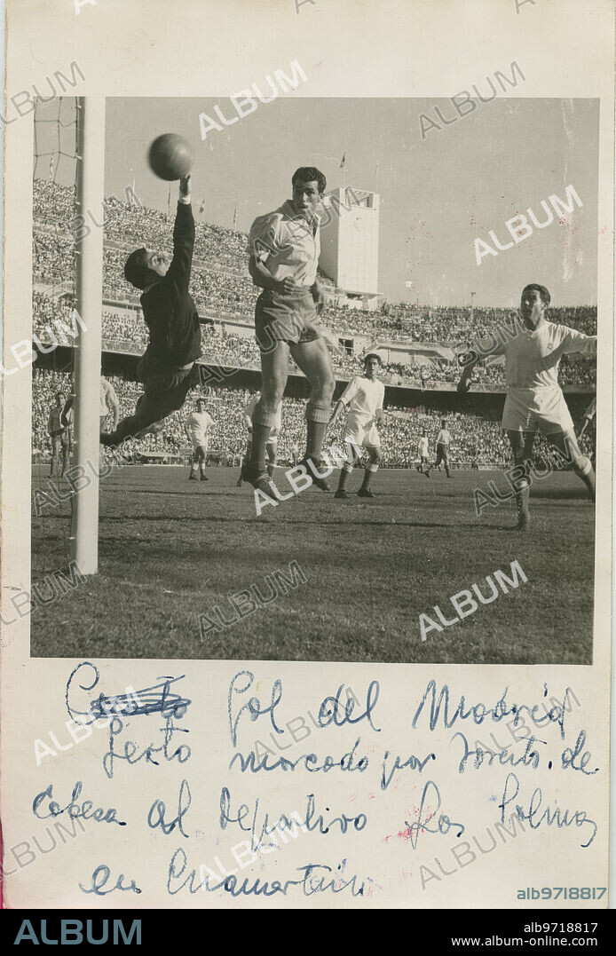Madrid, 26/09/1954. Partido de liga entre el Real Madrid y la Unión Deportiva las Palmas, disputado en el estadio Chamartín, que terminó con el resultado de 7 goles a 0. En la imagen, el sexto gol obra de Joseíto.