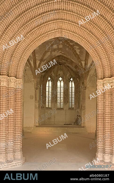 Toulouse (Dép.Haute-Garonne, Languedoc-Roussillon, Frankreich), Jakobinerkonvent / Couvent Les Jacobins, Kapitelsaal / Salle capitulaire (erbaut 1299/1300).-Blick aus dem Kreuzgang in den Kapitelsaal.-Foto.