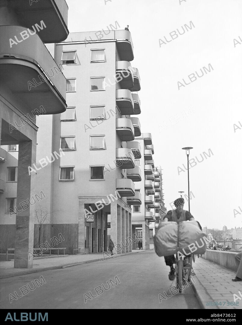 ARKIV 1938 . Kungsholmsstrand med de nya HSB-husen intill Klara sjö. Cyklist med stor packning på pakethållaren.. New houses at Klara Sjö. Foto: TT / Kod 1900.