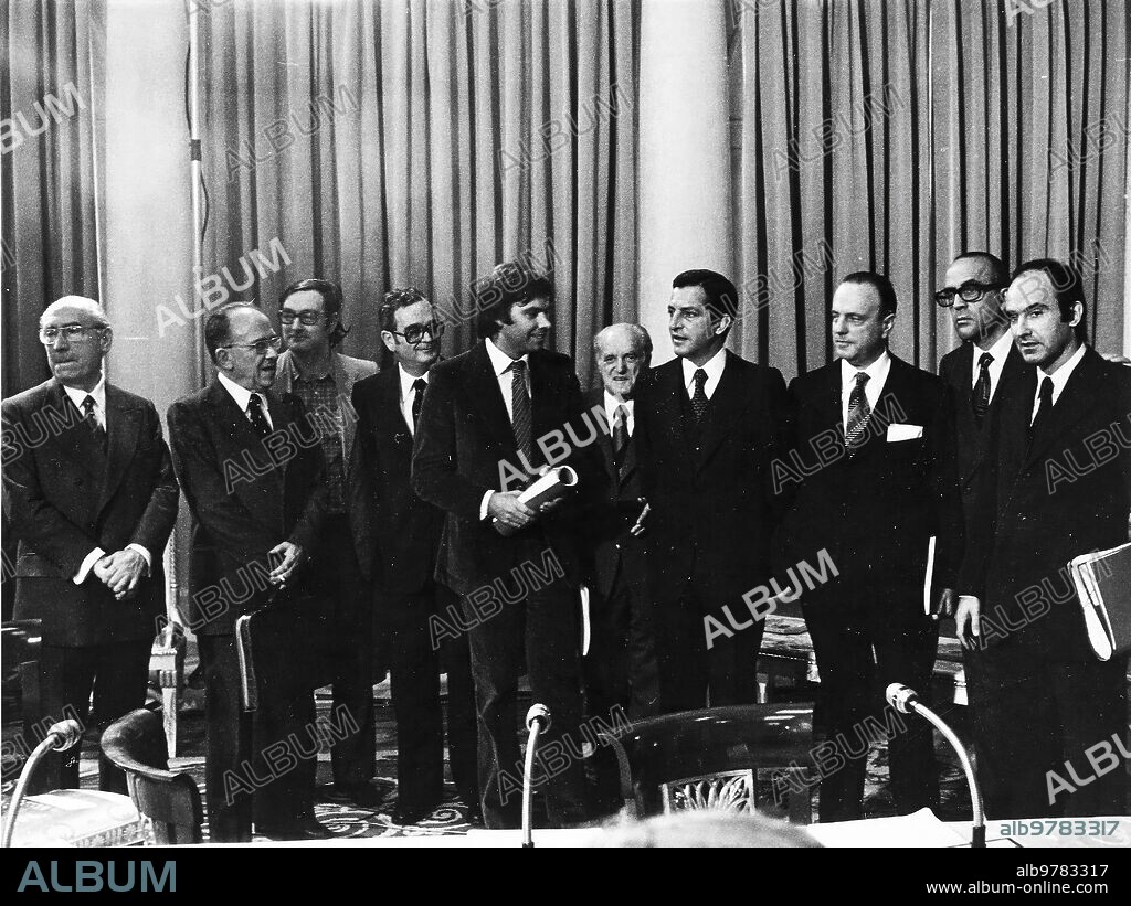 Madrid, 10/25/1977.- The signing of the La Moncloa Pacts contributed to redirecting a climate of concord that had become rarefied in 1977. In the photograph, from left to right: Tierno Galvan, Carrillo, Triginer, Raventós, González , Ajuriaguerra, Adolfo Suárez, Fraga, Calvo Sotelo and Miquel Roca.