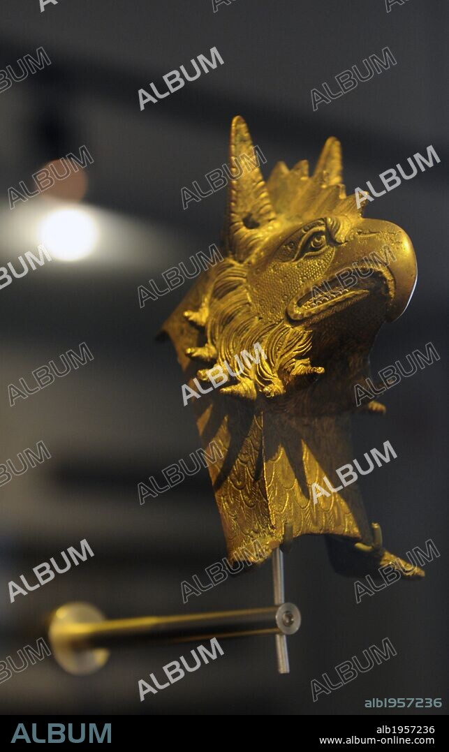ARTE PREHISTORIA. EDAD DE LOS METALES. INICIOS DEL HIERRO. INFLUENCIA ROMANA. Escultura de un grifo, criatura legendaria mezcla de un águila y un león. En el mundo romano militar, el grifo simbolizaba el poder militar y la protección. GRIFO DE VIMOSE, encontrado en una turbera. Probablemente decoraba un casco. Museo Nacional. Copenhague. Dinamarca. Norte Europa.
