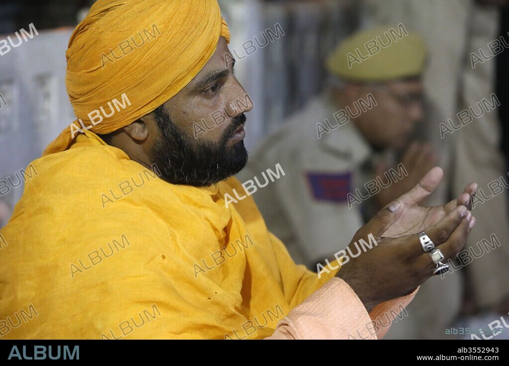 Ajmer Sharif dargah, Rajasthan. Sheikh Syed Zainul Abedin Ali Khan performing evening rituals. India.