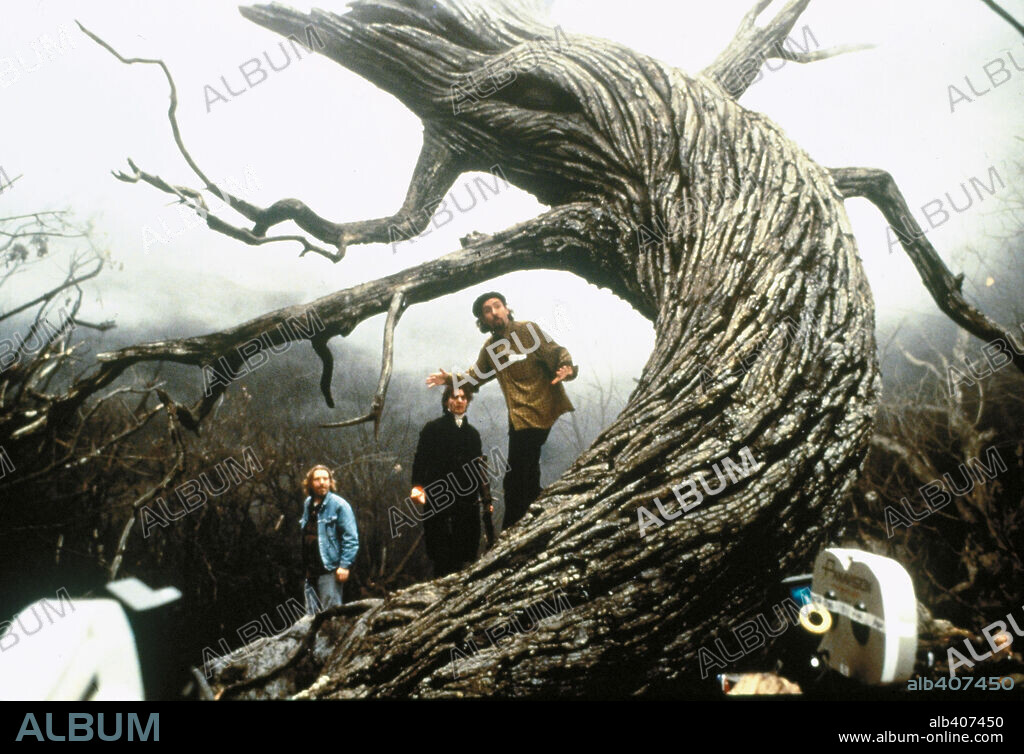 JOHNNY DEPP et TIM BURTON dans SLEEPY HOLLOW - LA LÉGENDE DU CAVALIER SANS TÊTE, 1999 (SLEEPY HOLLOW), réalisé par TIM BURTON. Copyright MANDALAY PICTURES / COOTE, CLIVE.