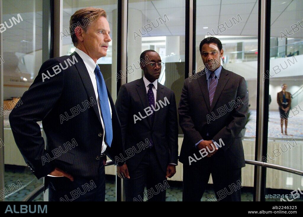 BRUCE GREENWOOD, DENZEL WASHINGTON et DON CHEADLE dans FLIGHT, 2012, réalisé par ROBERT ZEMECKIS. Copyright PARAMOUNT PICTURES.
