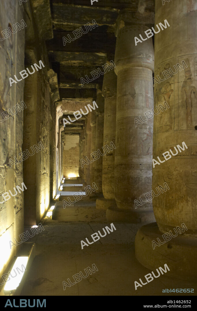 ARTE EGIPCIO. EGIPTO. TEMPLO DE SETI I en ABIDOS (ABYDOS). Mandado construir por el faraón de la Dinastía XIX del Imperio Nuevo, y terminado por su hijo Ramses II. Vista parcial de la primera sala hipóstila. Abidos. Egipto. Norte de Africa.