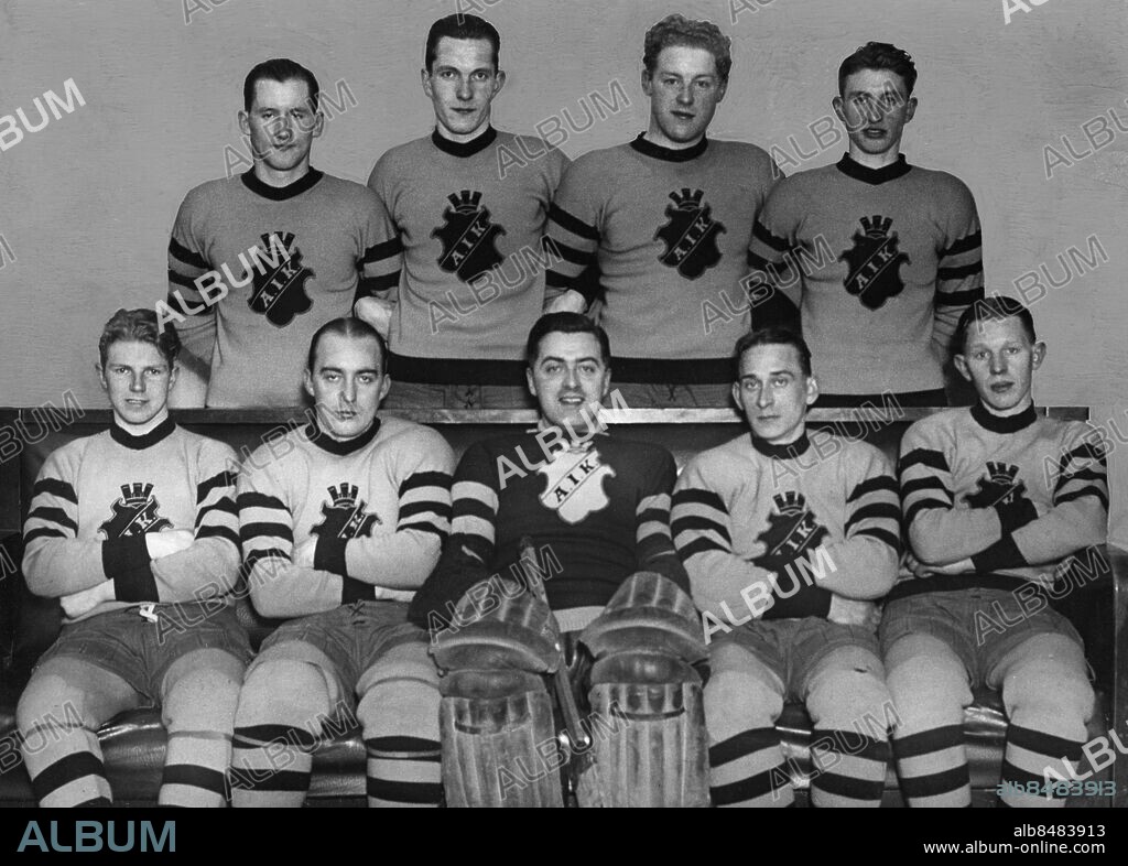 ARKIV 1934. Allmänna Idrottsklubben, AIK, svenska mästare i ishockey 1934. Övre raden från vänster: Karl-Erik Fürst, Olle Waldenström, Wilhelm "Mulle" Petersén, Åke Eriksson, undre raden: John "Jompa" Nilsson, Erik "Lillis" Persson, Herman Karlsson, Acke Nilsson och Tyko Bohman.. Foto: Peddy Moberg / TT / Kod: 1046.