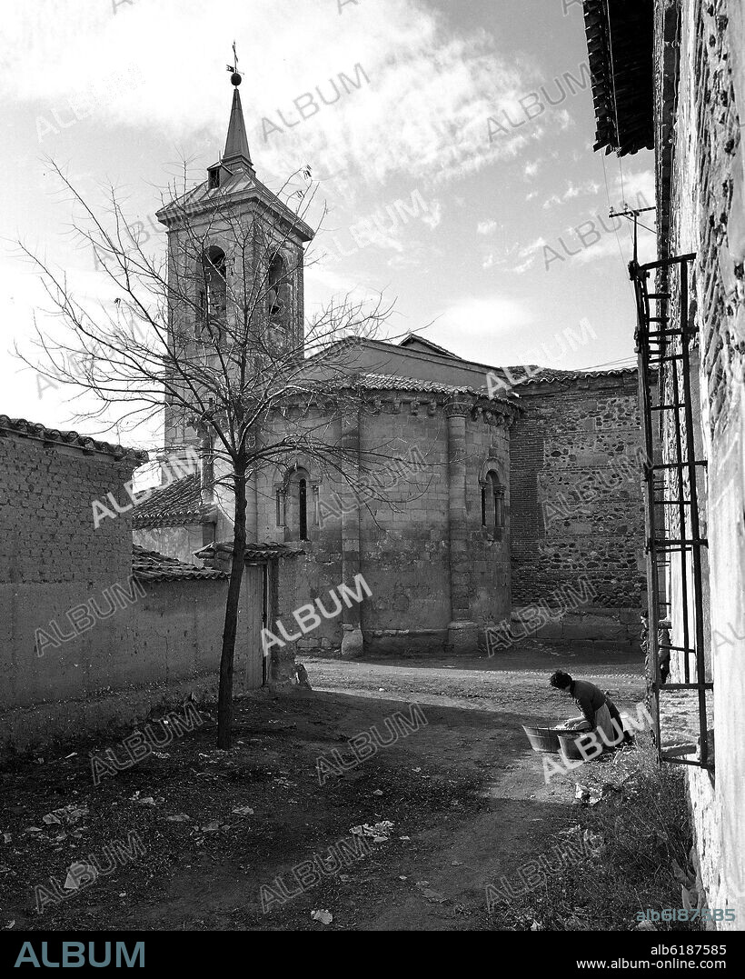 IGLESIA DE SAN JUAN BAUTISTA - ABSIDE ROMANICO DEL SIGLO XIII Y TORRE CAMPANARIO DEL SIGLO XVI - FOTOGRAFIA EN BLANCO Y NEGRO - AÑOS 60.