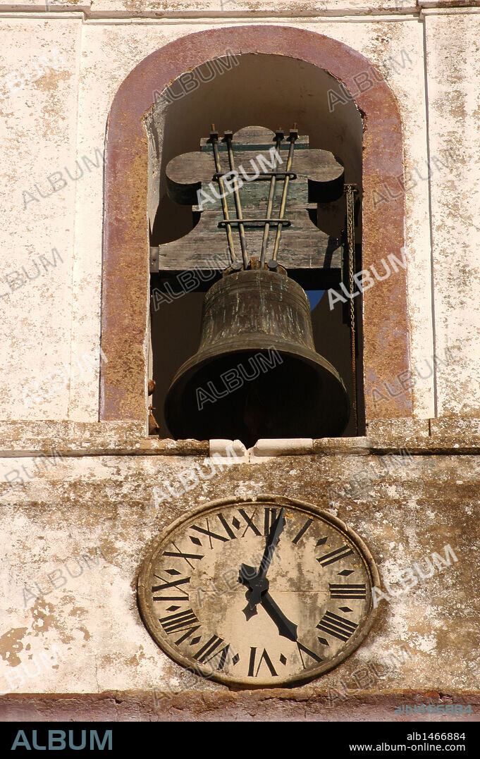 Reloj en la torre-campanario de la Catedral de Santa María de la Asunción. Silves. El Algarve. Portugal.