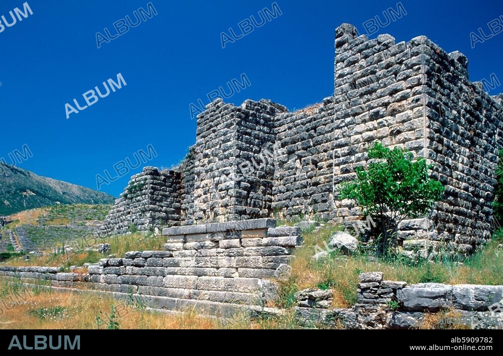 Dodona (Epiros, Griechenland), Orakelheiligtum des Zeus, Theater (3. Jh. v. Chr., mit Plätzen für 18 000 Zuschauern). Teilansicht. Foto, August 2006.