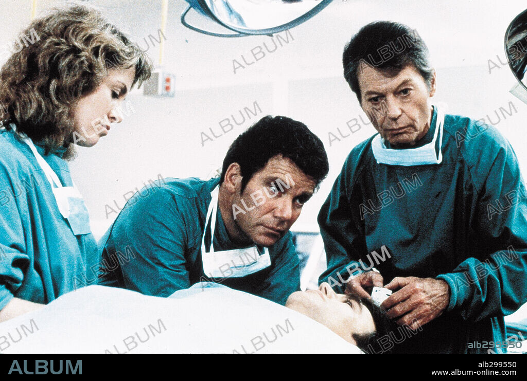 DEFOREST KELLEY y WILLIAM SHATNER en STAR TREK IV: MISION SALVAR LA TIERRA, 1986 (STAR TREK IV: THE VOYAGE HOME), dirigida por LEONARD NIMOY. Copyright PARAMOUNT PICTURES.