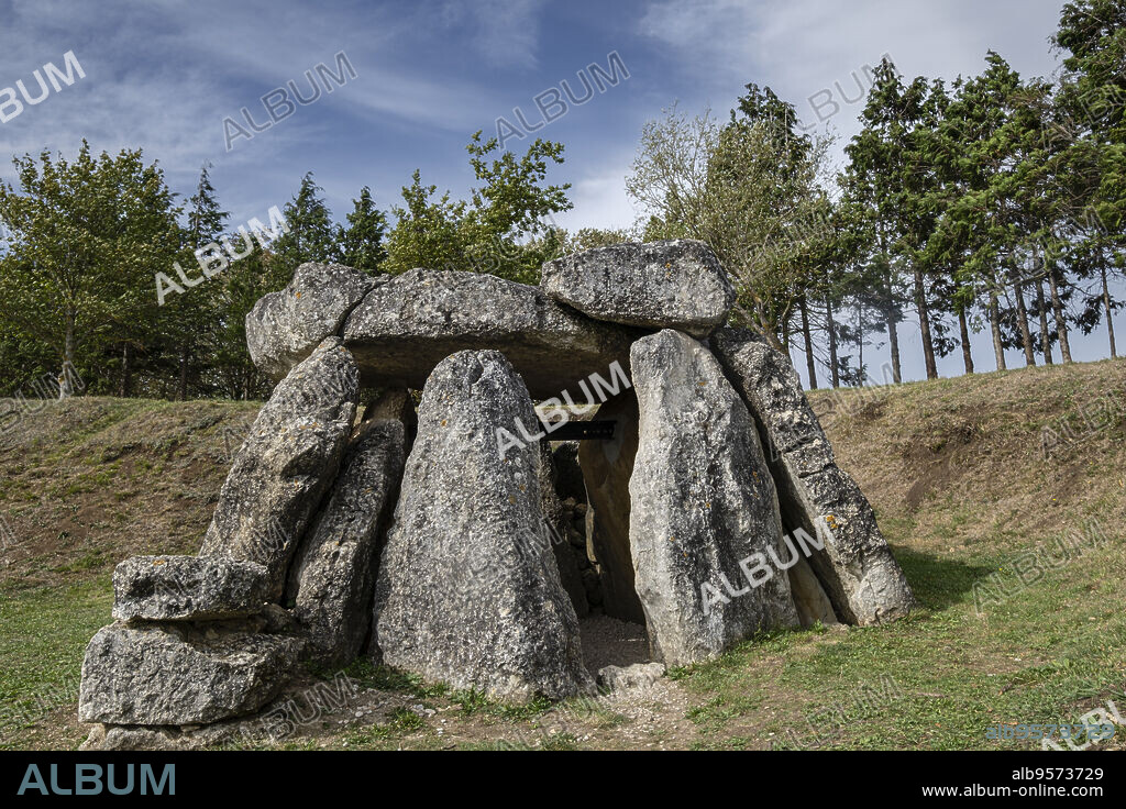 Dolmen de Aizkomendi, Neolítico ,Eguílaz, Álava , comunidad autónoma del País Vasco, Spain.