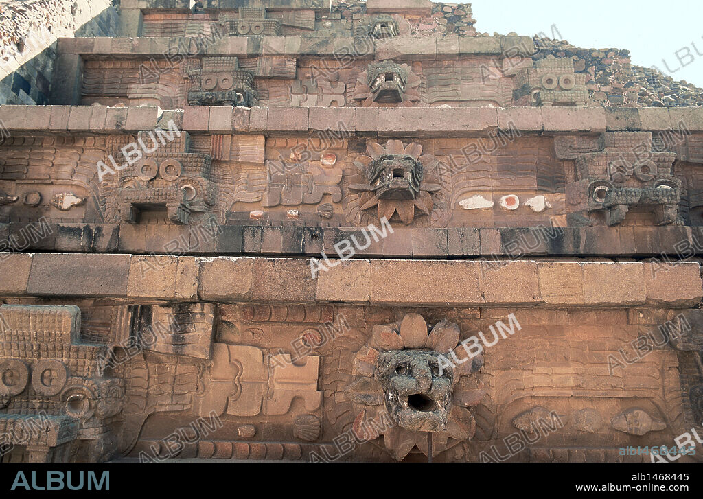 ARTE PRECOLOMBINO. MEXICO. PIRAMIDE DE QUETZALCOATL. Detalle de la parte de la pirámide que pertenece al estilo tolteca. Compuesta por taludes y tableros, en estos últimos se intercalan las cabezas de los dioses Quetzalcoatl y Tlaloc. Teotihuacán.
