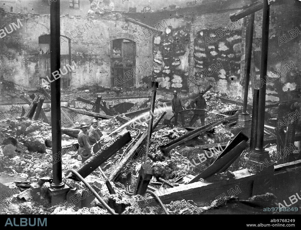 11 octubre 1911. Incendio en Barcelona. - Ruinas de la fábrica de algodón Destruida por el fuego Anteayer.