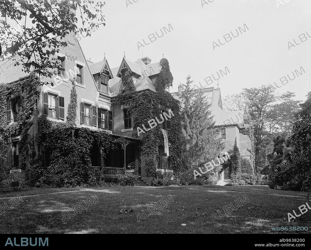 President Seelye's residence and Hillyer Art Gallery, Smith College, Northampton, Mass., between 1900 and 1906.