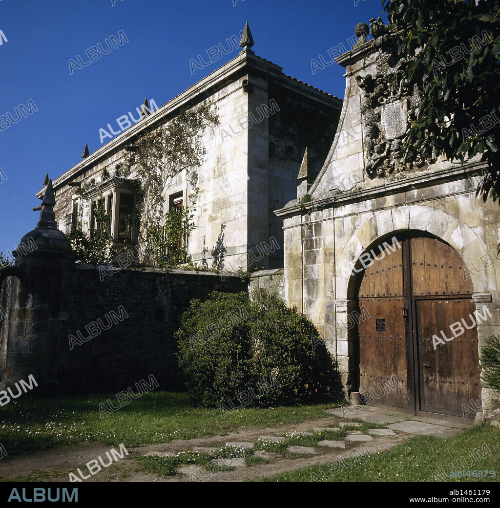 ARTE BARROCO. ESPAÑA. PALACIO-CASONA DEL MARQUES DEL SOLAR DE MERCADAL. Propiedad de la familia Casanueva, fue construido entre los s. XVI-XVIII. Vista parcial del PALACIO y de la PORTADA NORTE, de estilo barroco, decorada con el escudo de armas de los Bustamante. ALCEDA. Cantabria.