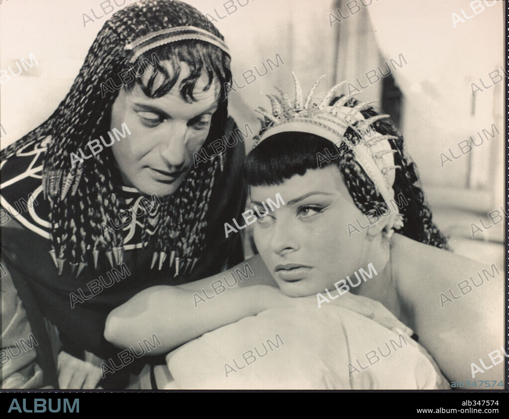 SOPHIA LOREN en LAS NOCHES DE CLEOPATRA, 1953 (DUE NOTTI DI CLEOPATRA). Copyright MINERVA.