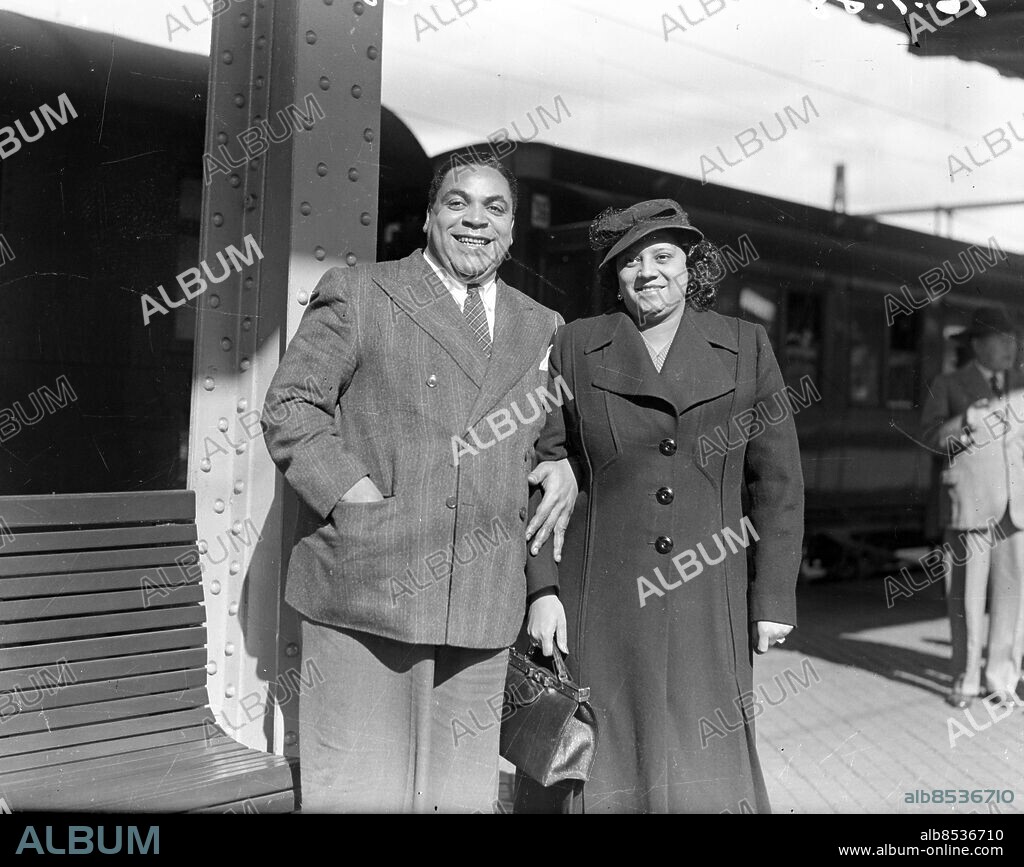 Göteborg 1939-09-16 - Thomas Wright "Fats" Waller, född 21 maj 1904 i New York i New York, död 15 december 1943 i Kansas City i Missouri, var en amerikansk jazzpianist. Här är han i Göteborg i på Centralstationen tillsammans med sin hustru - han hade konsert i staden denna dag. *** Local Caption *** GT Låda 1939-september-01. KAMERAREPORTAGE.
