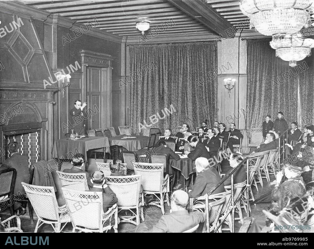 4 febrero 1917. Conferencias del centro y juventud Mauristas de Madrid. D. pío Zabala (1) durante su discurso de ayer en el Palace Hotel, con asistencia del Sr.Maura (2).