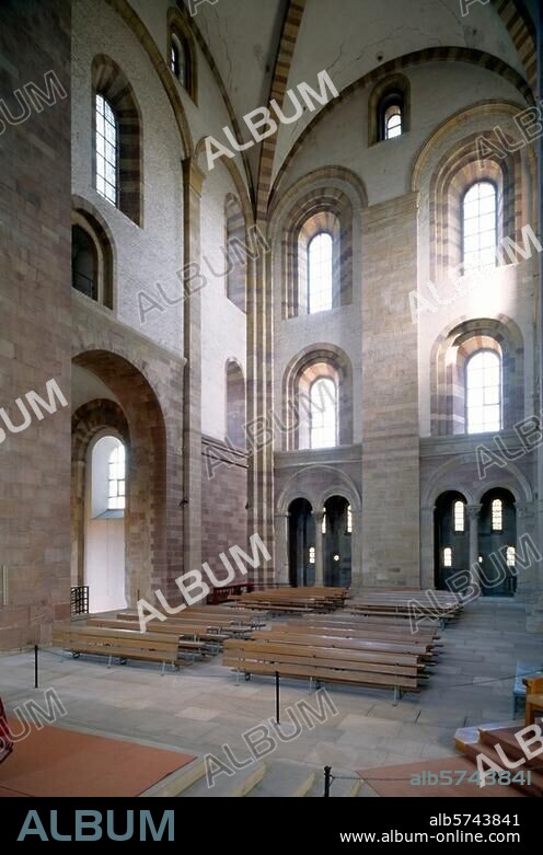 Speyer (Rheinland-Pfalz), Dom. (1030 begonnen, 1061 geweiht; Grablege der salischen Kaiser; Ausmalung 1846/53 durch J. v. Schraudolph; Neubau des Westwerks 1854/58 durch H.Hübsch). Innenansicht: Nordquerhaus. Foto.