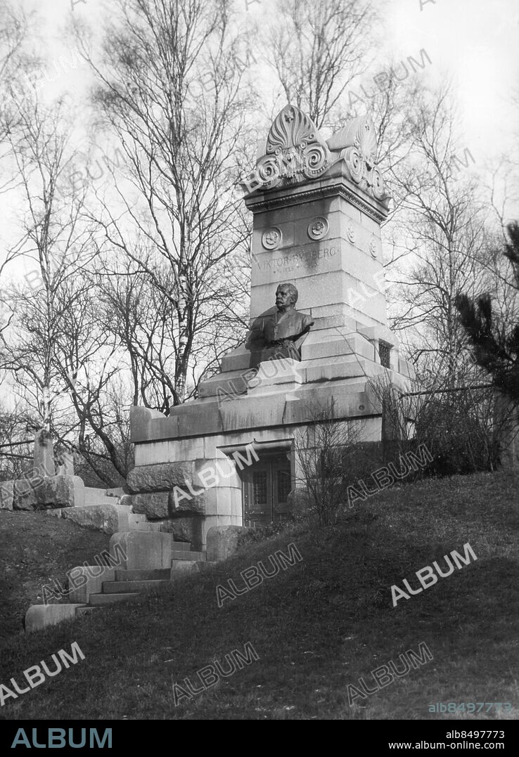 GÖTEBORG OKÄNT FOTODATUM.. Utan bildtext. Not. Viktor Rydbergs grav i Göteborg TBG Anm. V Rydberg, 1828-1895, svensk författare, journalist och kulturhistoriker. Byster Mausoleer CD515 persons: VIKTOR RYDBERG* sites: GÖTEBORG;SVERIGE.