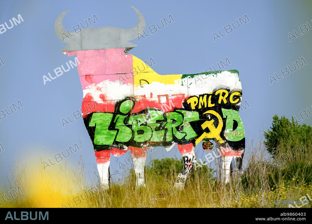 toro de Osborne, Manolo Prieto, silueta de un toro de lidia, valla publicitaria de carretera para promocionar el brandy de Jerez Veterano del Grupo Osborne, Ma-15 entre Algaida y Montuiri, Mallorca, balearic islands, spain, europe.