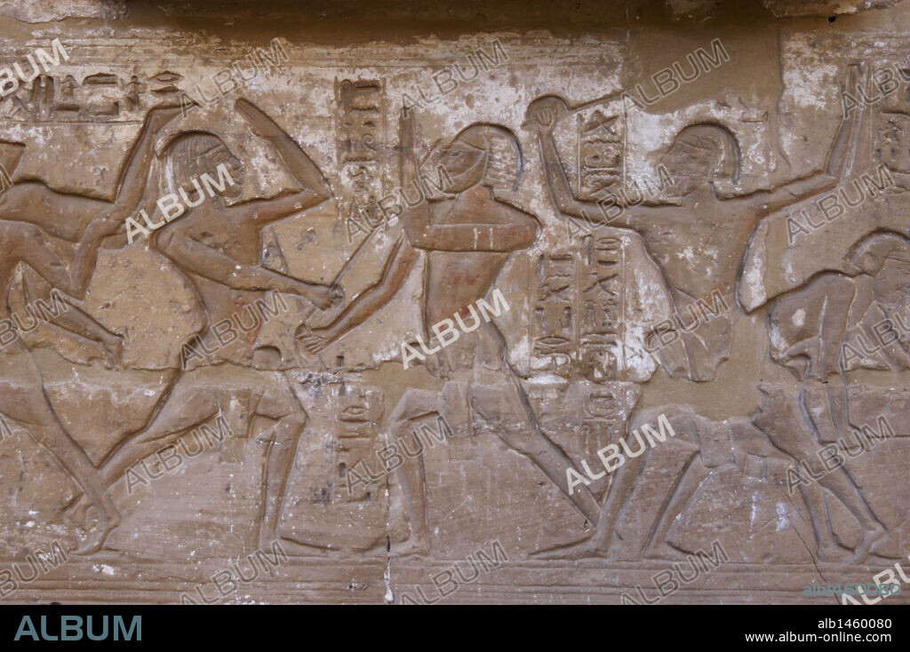 ARTE EGIPCIO. TEMPLO DE RAMSES III. Relieves donde se representan lucha de esgrima con palos. Los luchadores llevan puestas caretas protectoras. Imperio Nuevo. (1550-1069 a. C). Dinastía XX. Región tebana. Medinet-Habou. Egipto.