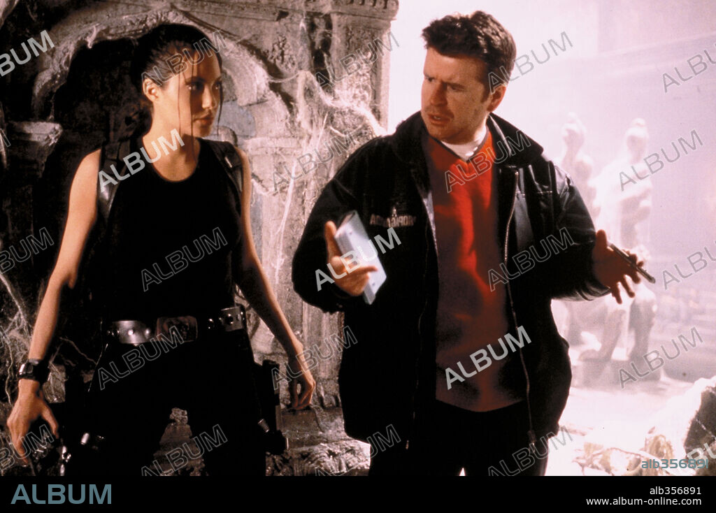 ANGELINA JOLIE dans LARA CROFT: TOMB RAIDER, 2001, réalisé par SIMON WEST. Copyright PARAMOUNT PICTURES / BAILEY, ALEX.