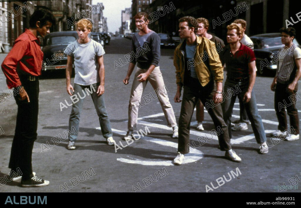 GEORGE CHAKIRIS, RUSS TAMBLYN y TONY MORDENTE en WEST SIDE STORY, 1961, dirigida por ROBERT WISE. Copyright MIRISCH-7 ARTS/UNITED ARTISTS.
