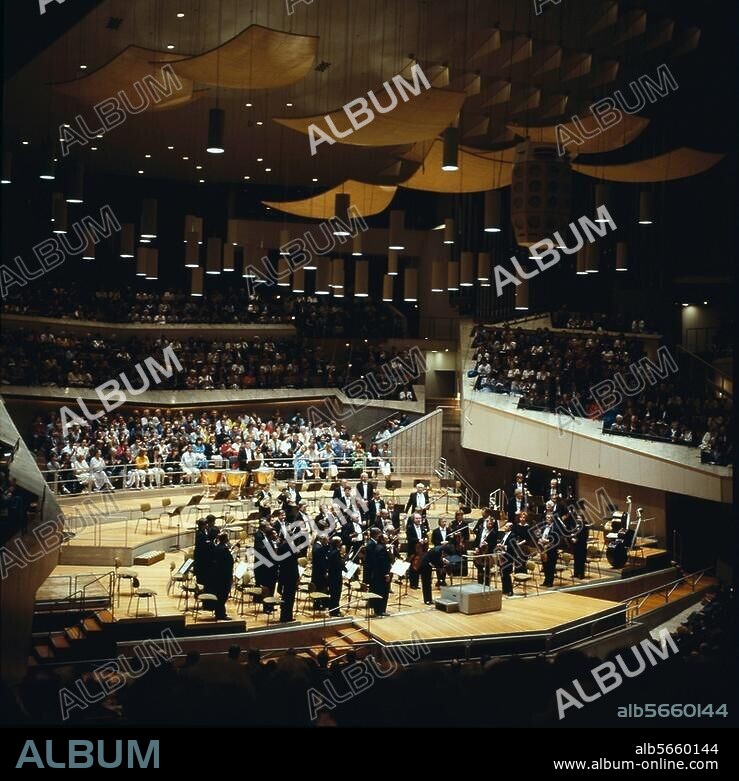 Berlin-Tiergarten, Philharmonie, Kemperplatz. (1960-63 erbaut; Arch: Hans Scharoun). Konzert des Berliner Philharmonischen Orchesters unter Leitung von Seiji Ozawa. Foto, undat.