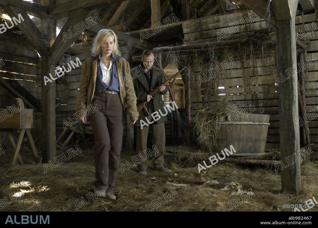 ANASTASIA HILLE y KAREL RODEN en LOS ABANDONADOS, 2006 (THE ABANDONED), dirigida por NACHO CERDA. Copyright CASTELAO PRODUCCIONES, S.A./FILMAX.