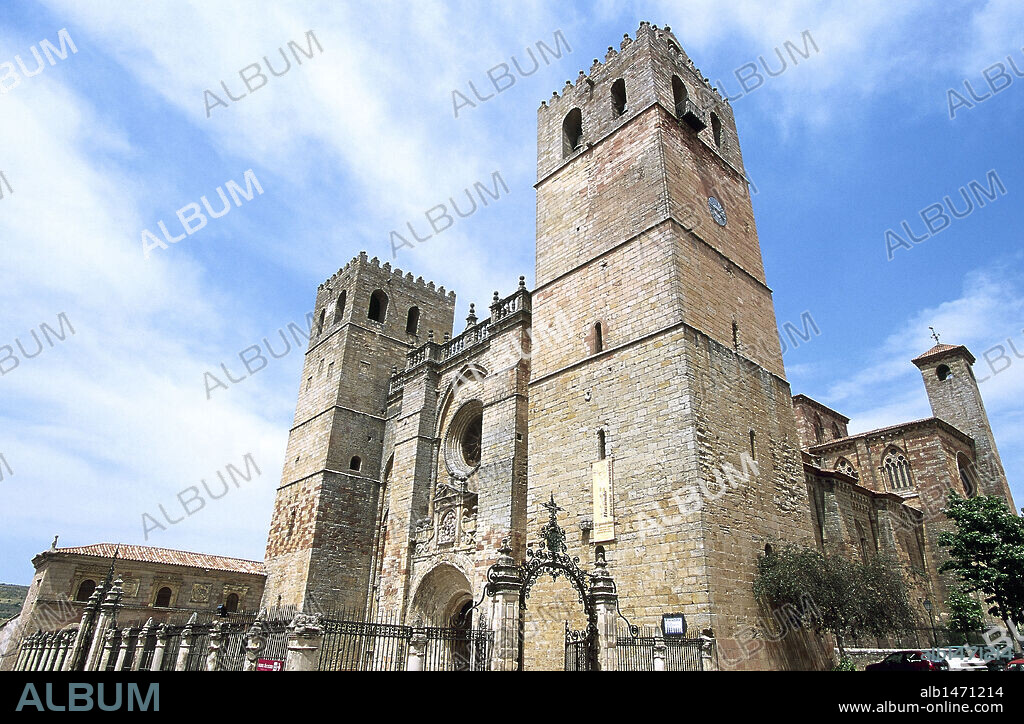 ARTE ROMANICO. ESPAÑA. CATEDRAL DE SIGÜENZA. Vista general de la fachada principal, con aspecto de fortaleza (s. XII), en la que se mezclan elementos románicos y góticoplaterescos. SIGÜENZA. Provincia de Guadalajara. Castilla-La Mancha.