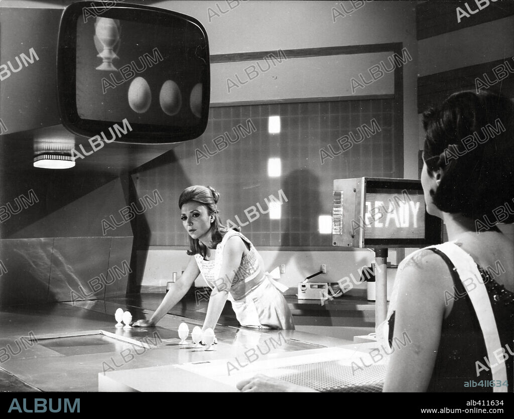 AMPARO SOLER LEAL en LAS QUE TIENEN QUE SERVIR, 1967, dirigida por JOSE MARIA FORQUE. Copyright AGATA FILMS.