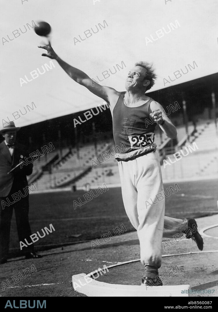 OKÄNT FOTODATUM.. Utan bildtext. Not. S. Norrby, Hellas Svensk mästare i kula Anm. S Norrby, 1906-1955, kulstötare, präst och politiker, vann många SM-guld. Atleter Kast Rörelse Guldmedaljörer Kulstötning CD643 persons: SAMUEL NORRBY sites: SVERIGE.