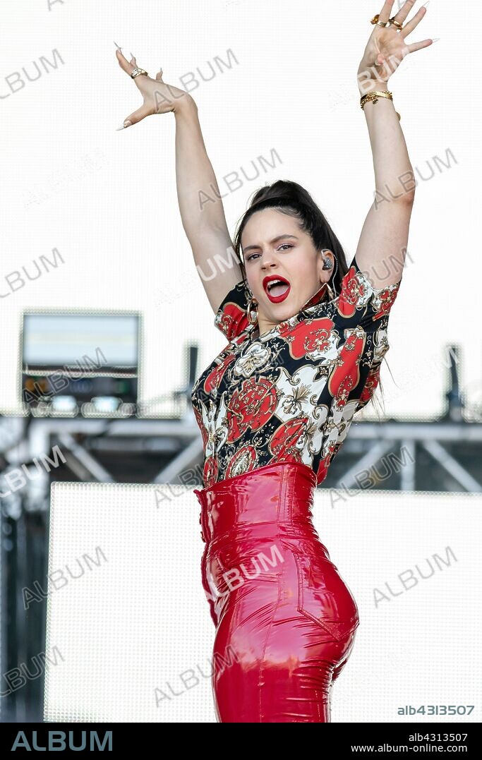 April 27, 2019 - Virginia Beach, Virginia, U.S - Spanish singer ROSALIA (ROSALIA VILA TOBELLA) during the inaugural Something In The Water Music Festival in Virginia Beach, Virginia (Credit Image: © Daniel DeSlover/ZUMA Wire). 27/04/2019