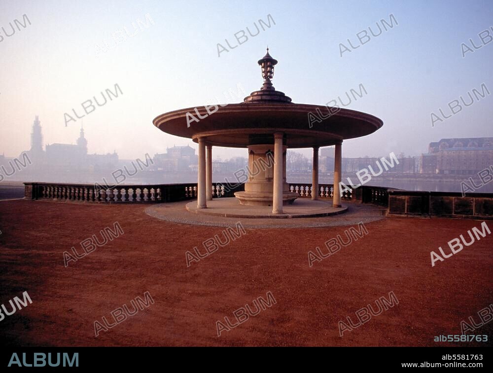 Dresden (Sachsen), Japanisches Palais. Pavillon im Gartenparterre vor dem Japanischen Palais mit Blick über die Elbe auf das Stadtzentrum. Foto, 1992.