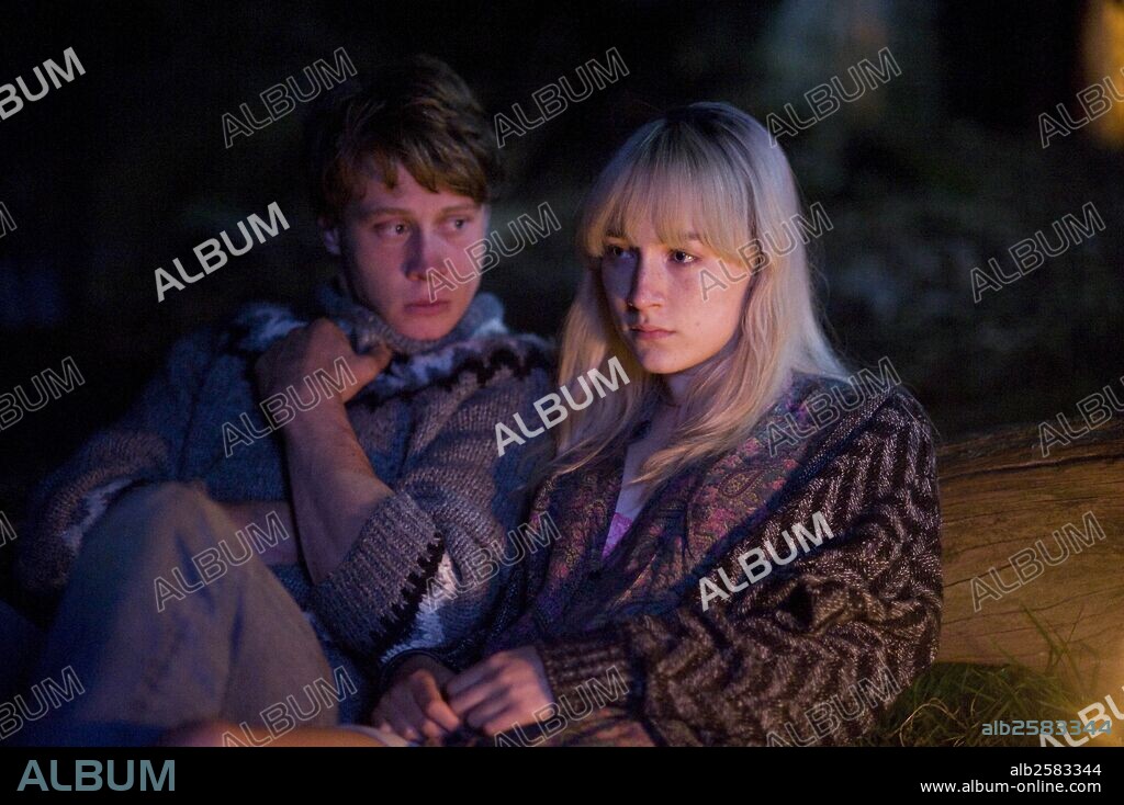 GEORGE MACKAY et SAOIRSE RONAN dans HOW I LIVE NOW, 2013, réalisé par KEVIN MACDONALD. Copyright COWBOY FILMS.