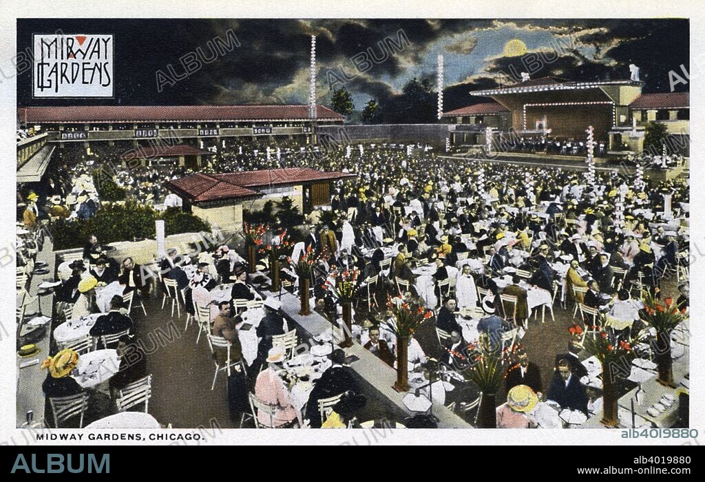 Midway Gardens, Chicago, Illinois, USA, 1915. Postcard showing a night view of Midway Gardens showing hundreds of people sitting at tables in the outdoor plaza. A band performs on the bandstand. Featuring a concert garden, restaurant and dance hall, the Midway Gardens complex was designed by Frank Lloyd Wright and completed in 1914. It was demolished in 1929.