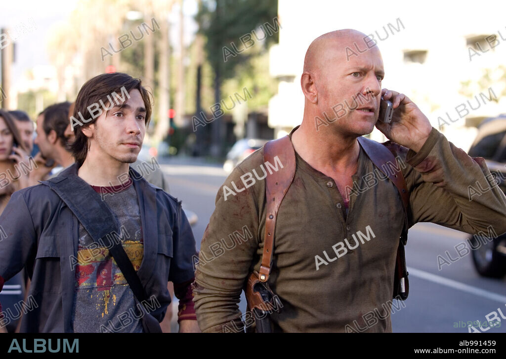 BRUCE WILLIS and JUSTIN LONG in LIVE FREE OR DIE HARD, 2007, directed by LEN WISEMAN. Copyright CHEYENNE ENTERPRISES/DUNE ENTERTAINMENT/INGENIOUS FILM PARTN / MASI, FRANK.