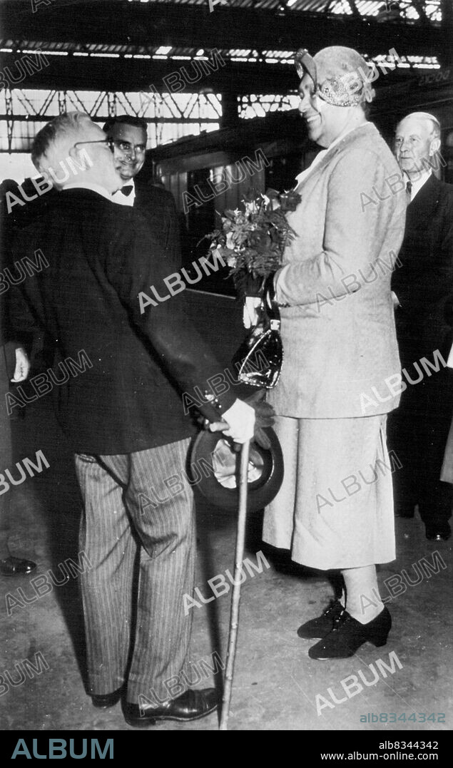 Queen Comes To See A Queen -- Towering six foot, three inch Queen Salote Tupou, only ruling Queen from out of town invited to the coronation of Queen Elizabeth II, is greeted on arrival at London's Waterloo station. The Stately monarch of the Tonga islands, in far off Polynesia, will be one of the hits of the coronation ceremony if she wears her scheduled Tonga costume a coconut fiber skirt over a silken native robe. May 22, 1953. (Photo by AP Wirephoto).