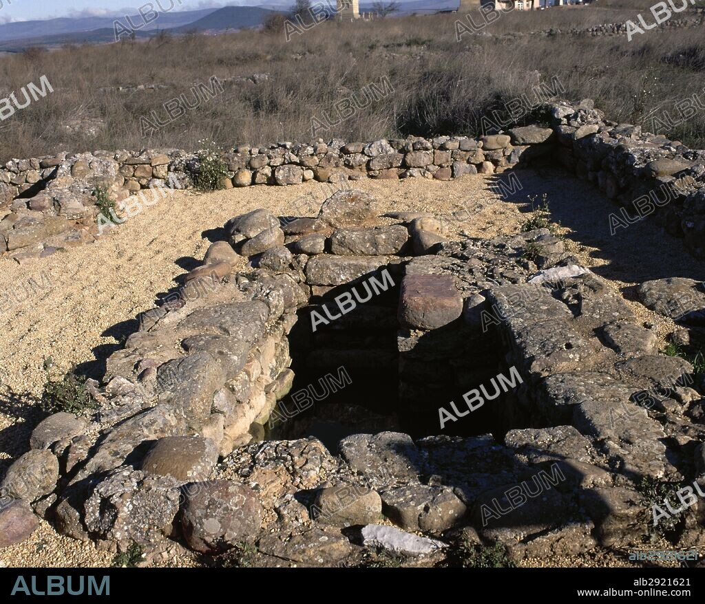 NUMANCIA. Antigua ciudad celtibérica, conquistada por los romanos en el 133 a. C. Vista de las ruinas de un ALJIBE con escaleras. GARRAY. Provincia de Soria. Castilla-León.