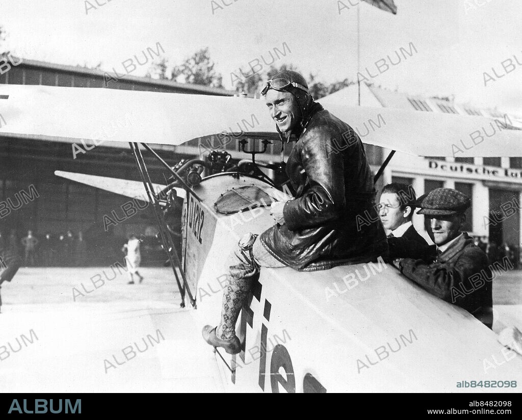 TYSKLAND BERLIN omkring 1930. Orig. bildtext... GERMAN PILOT TO TRAIN BRITISH ROYAL AIR FORCE AIRMEN. Pilot Gerhard Fieseler, one of the crack stunt pilots of Germany will shortly arrive in England to give instruction to British Royal Air Forcem Pilots in the art of the Outward Loop which is is thought will be of vital importance in future air combats. O.P.S. Pilot Gerhard Fieseler, photographed at Tempelhof Aerodrome, Berlin prior to making a stunt flight. Orig. bildtext... L'AS ALLEMAND DE L'ACROBATIE AÉRIENNE FAIT UNE CHUTE GRAVE. N.p.m.: l'aviateur acrobate aérien allemand Fieseler, qui a fait une chute au cours d'un meeting d'aviation à Cassel; ses blessures sont graves. Foto: Presse-Photo / AB Text & Bilder / SVT / Kod: 5600 Mapp: Fieseler, Gerhard G Fieseler, 1896-1987, tysk flygare och flygplanskonstruktör. persons: GERHARD FIESELER sites: TYSKLAND;BERLIN PhotoDate:193?-??-??.