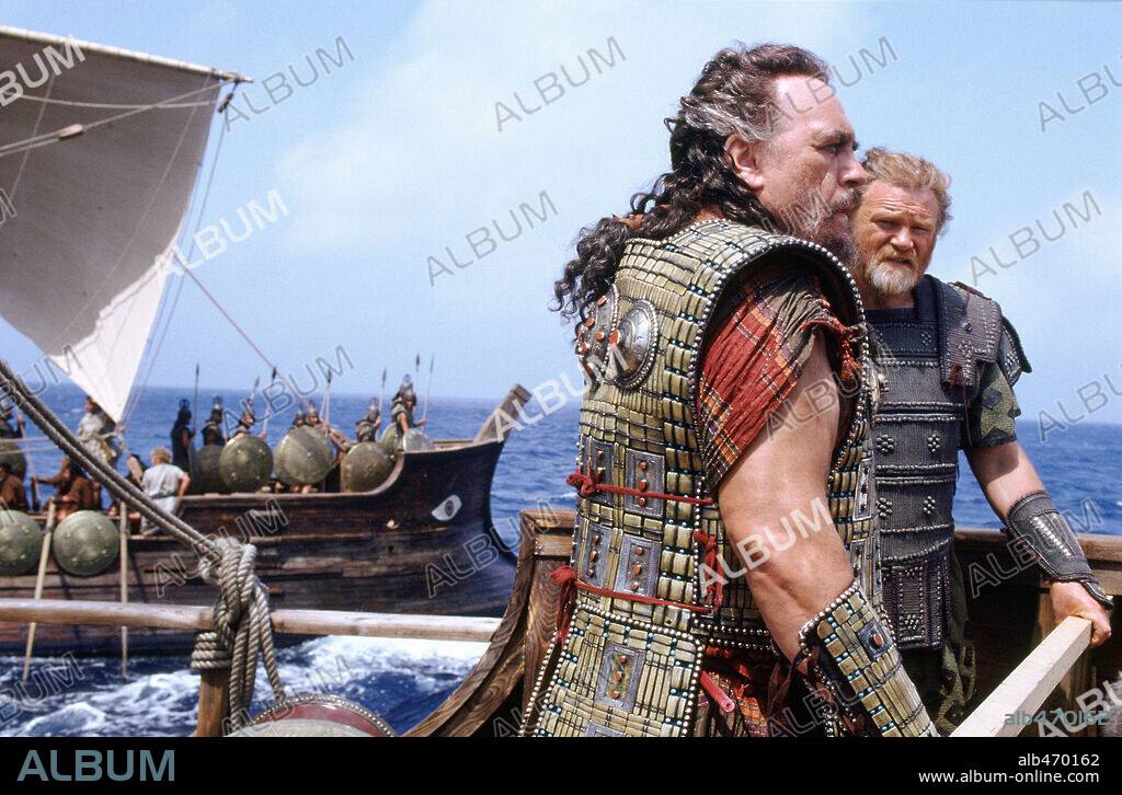 BRENDAN GLEESON y BRIAN COX en TROYA, 2004 (TROY), dirigida por WOLFGANG PETERSEN. Copyright WARNER BROS. / BAILEY, ALEX.