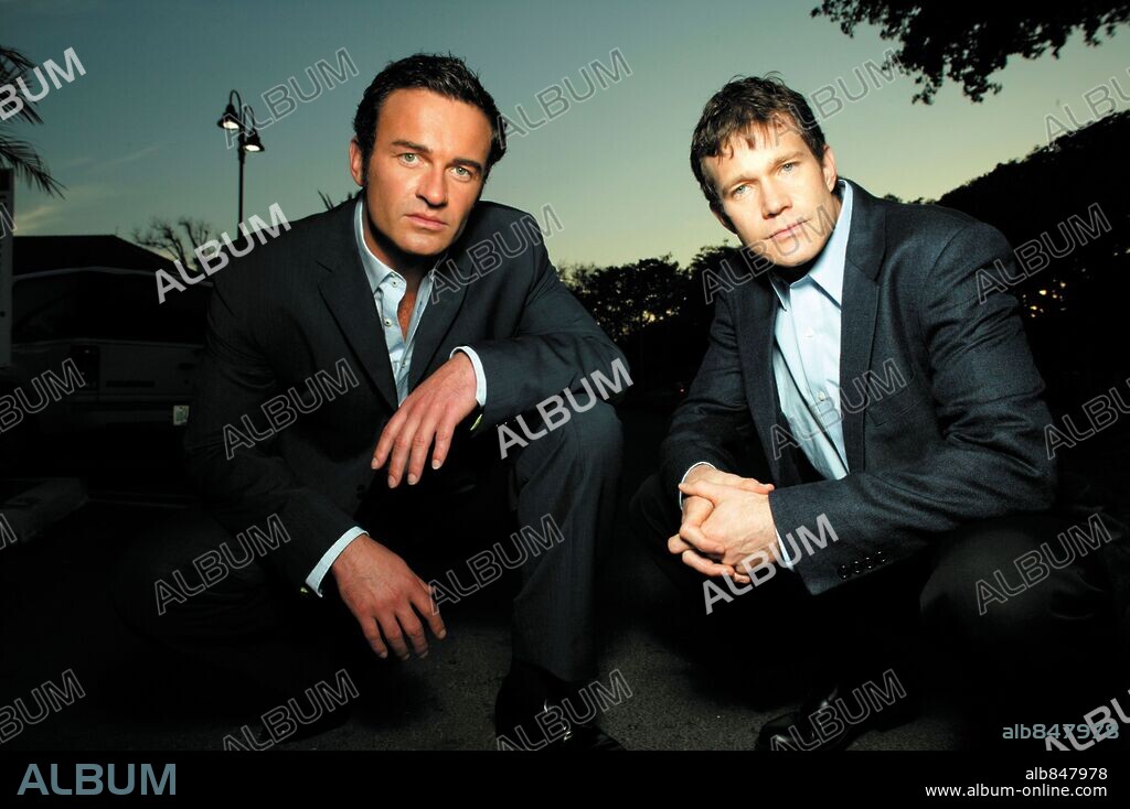 DYLAN WALSH et JULIAN MCMAHON dans NIP / TUCK-TV, 2003. Copyright WARNER BROS TV.