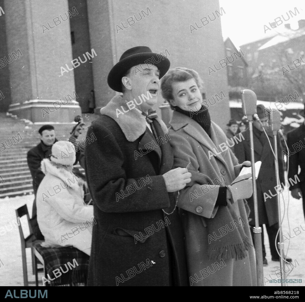 Göteborg 21 februari 1955. Underhållning på Götaplatsen - Karl Gerhard och Cilla Ingvar. Foto: Kamerareportage *** Local Caption *** GP 5943. KAMERAREPORTAGE.