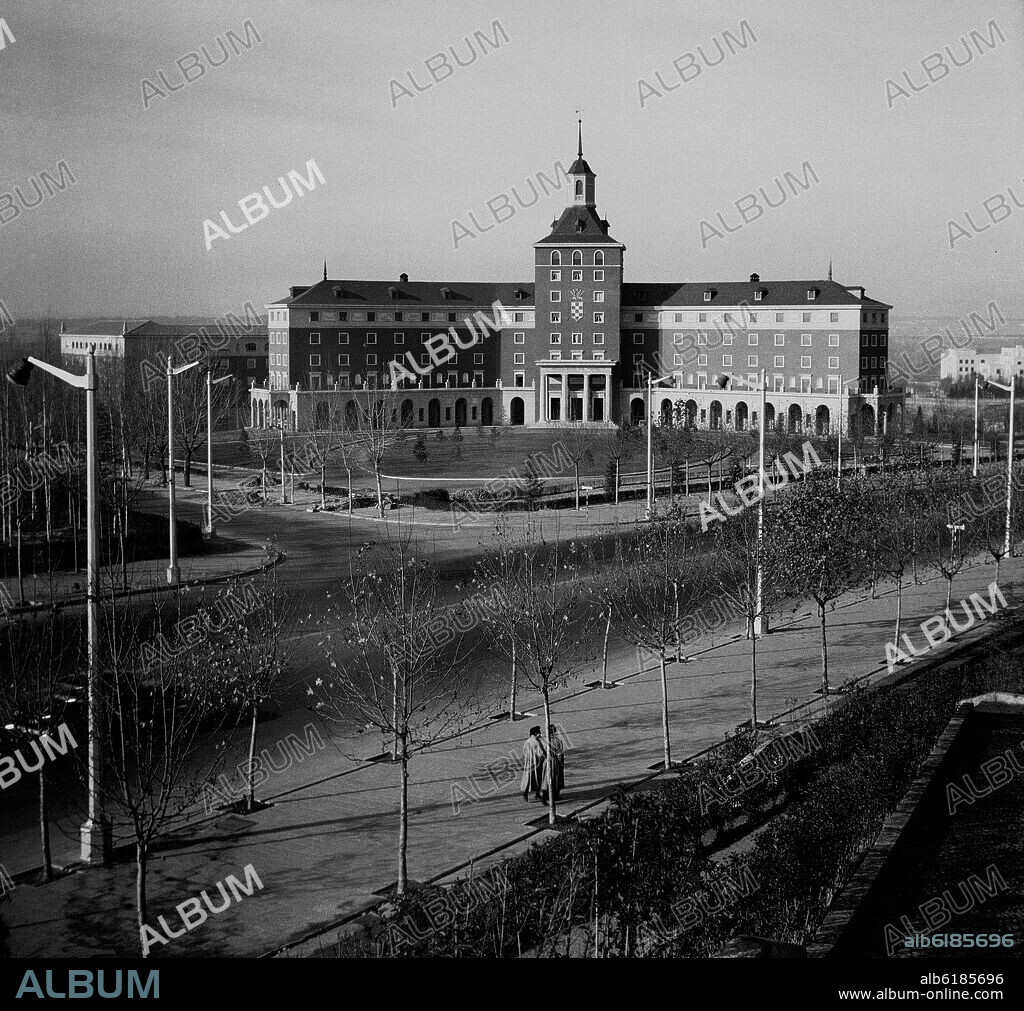JOSE LUIS ARRESE MAGRA / JOSE MANUEL BRINGAS VEGA. EDIFICIO DEL CONSEJO SOCIAL DE LA UNIVERSIDAD COMPLUTENSE DE MADRID - RECTORADO - FOTOGRAFIA EN BLANCO Y NEGRO - FOTO AÑOS 50.
