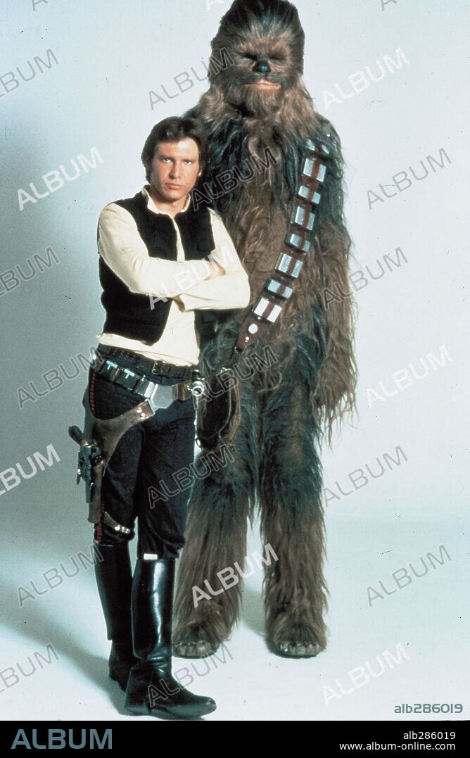 HARRISON FORD y PETER MAYHEW en STAR WARS: EPISODIO IV-UNA NUEVA ESPERANZA, 1977 (STAR WARS: EPISODE IV-A NEW HOPE), dirigida por GEORGE LUCAS. Copyright LUCASFILM/20TH CENTURY FOX.